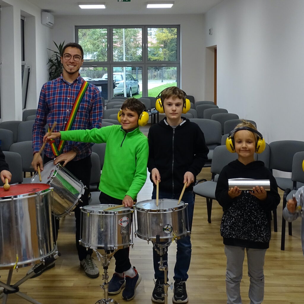 uczniowie z instrumentami perkusyjnymi