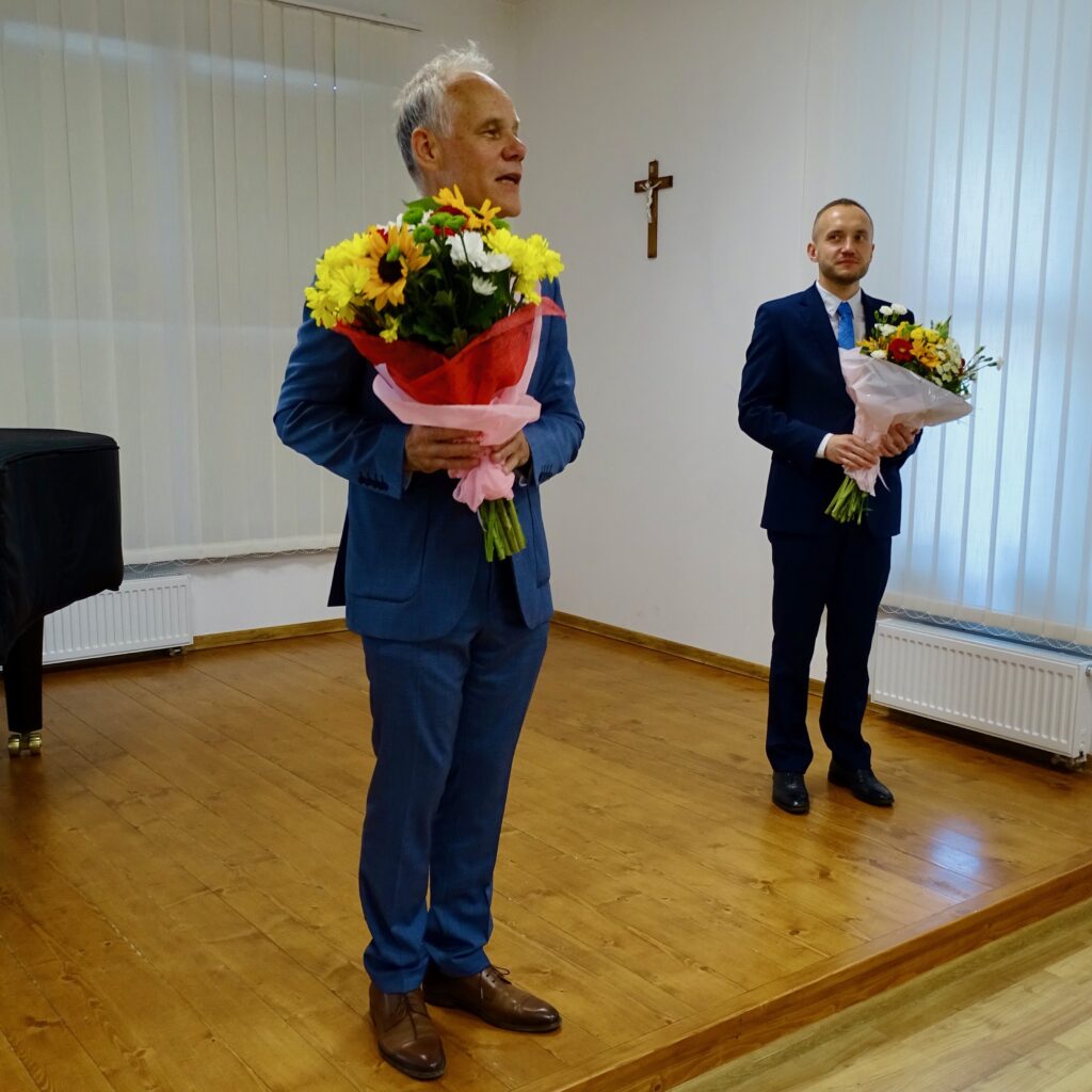 dwóch mężczyzn z kwiatami